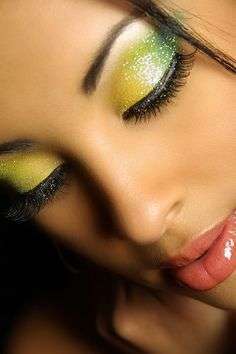 Makeup occhi glitterato ispirato al Brasile