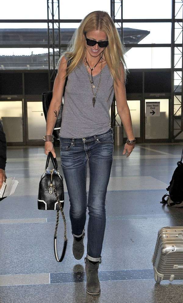 Gwyneth Paltrow in jeans in aeroporto