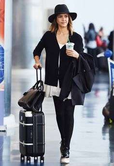 Look total black per Jessica Alba in aeroporto