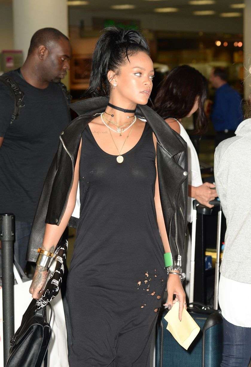 Rihanna all'aeroporto in look nero