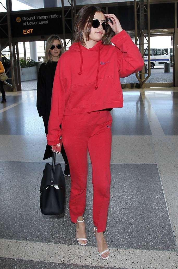 Selena Gomez in tuta e tacchi in aeroporto