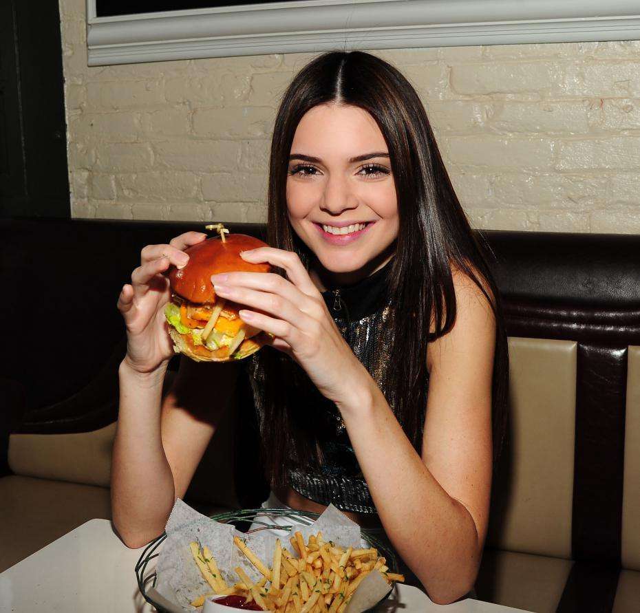 Kendall Jenner con hamburgher
