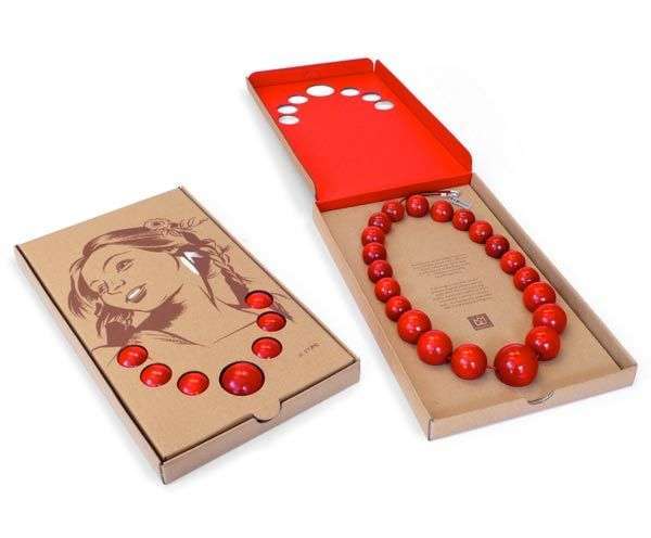 Packaging di una collana rossa