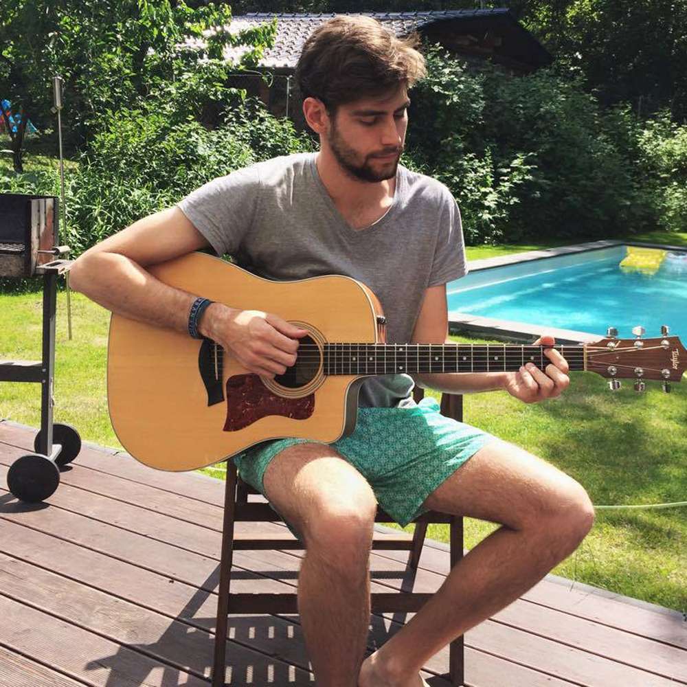 Alvaro Soler con la chitarra in piscina