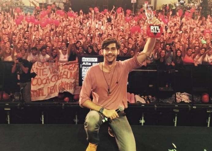 Alvaro Soler, selfie sul palco