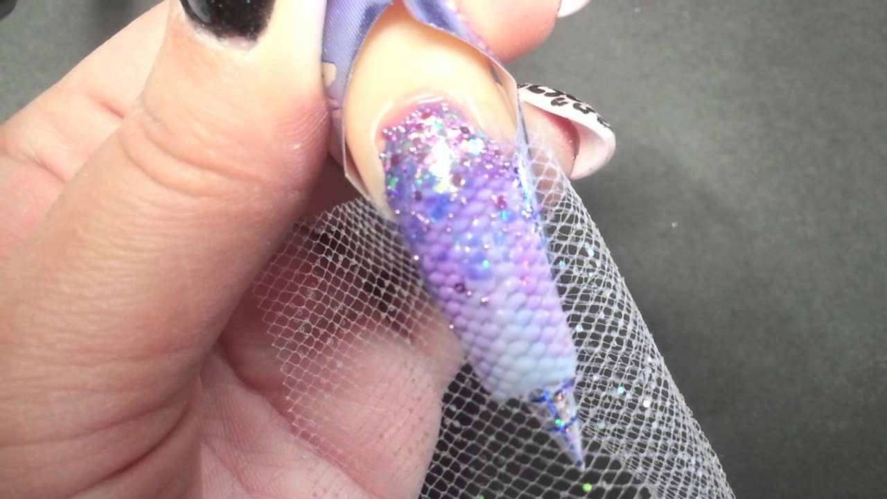 Dettagli di una mermaid nail art