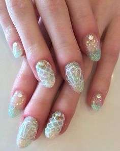 Mermaid nail art bianca con glitter