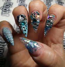 Mermaid nail art su unghia a punta