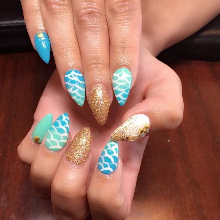 Mermaid nail art con dettagli oro