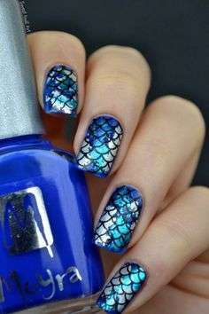 Mermaid nail art nera e blu