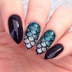 Mermaid nail art nera