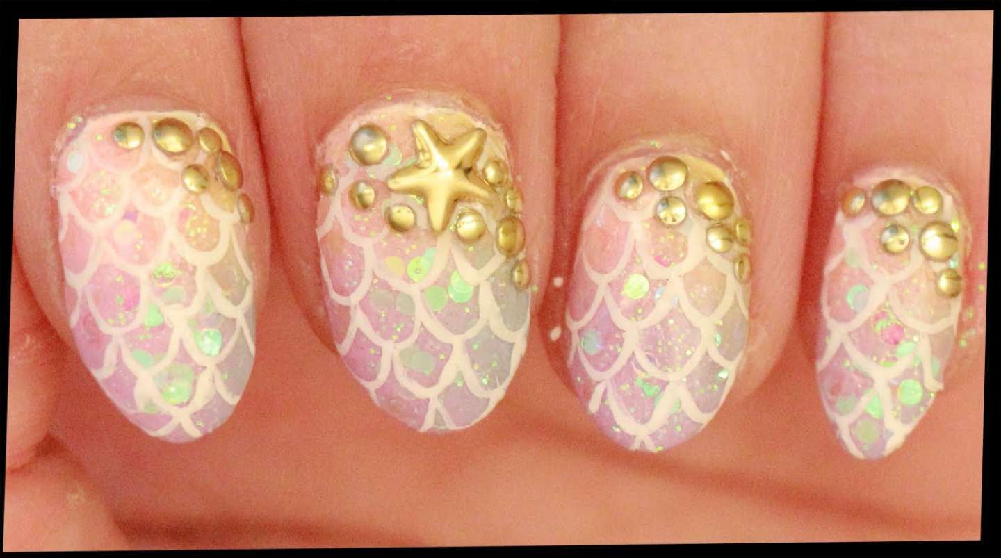 Mermaid nail art rosa con stelle dorate
