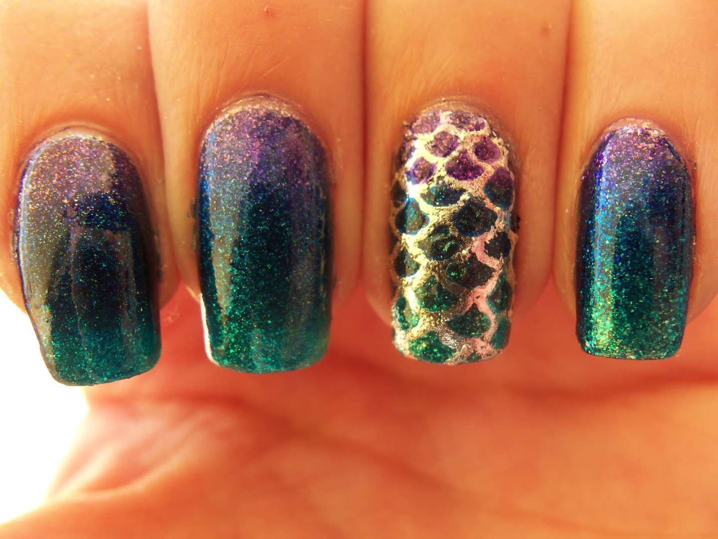 Nail art glitterata con dettaglio mermaid