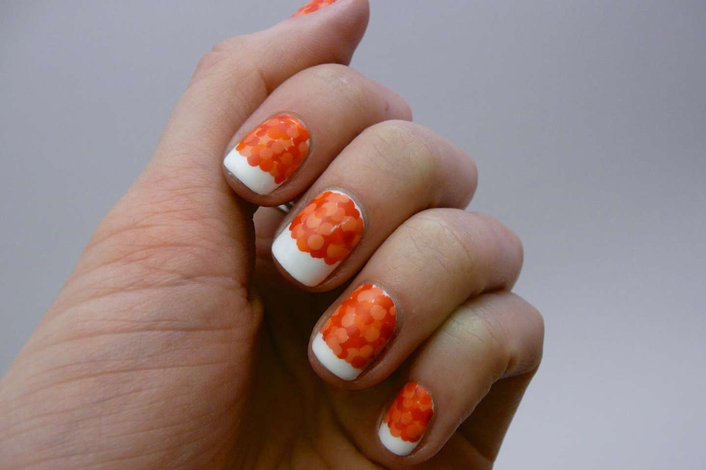 French manicure e reverse dot nail art
