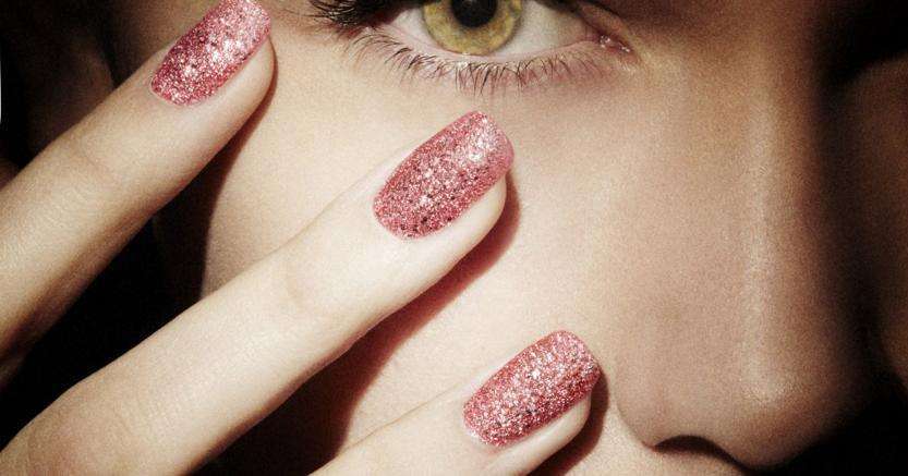 Nail art glitterata rosa