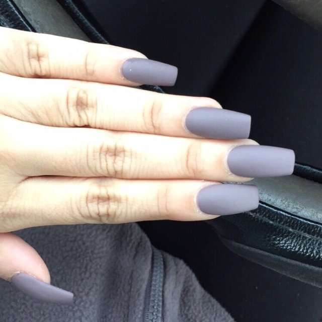 Square manicure e smalto grigio