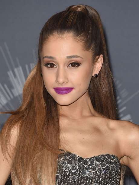 Ariana Grande con il rossetto viola