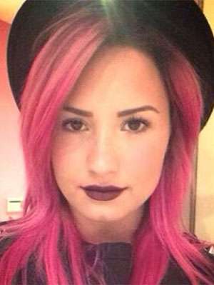 Demi Lovato con il rossetto viola