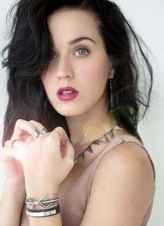 Katy Perry con il rossetto viola