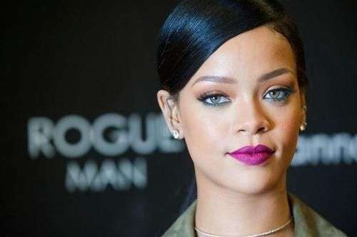 Rihanna con il rossetto viola