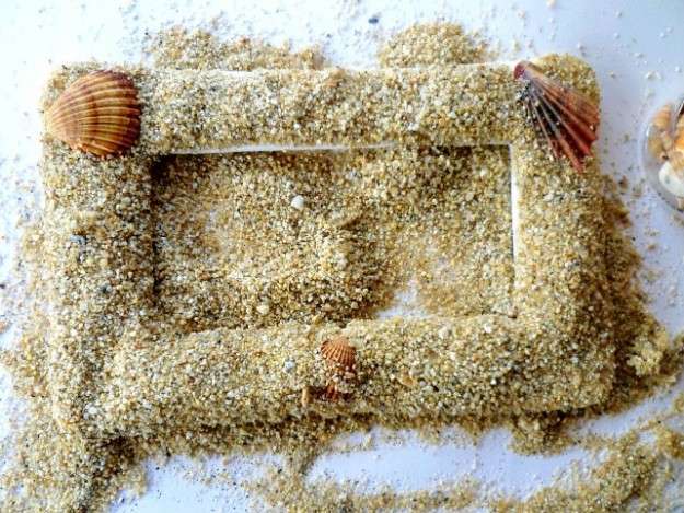 Cornice con conchiglie e sabbia