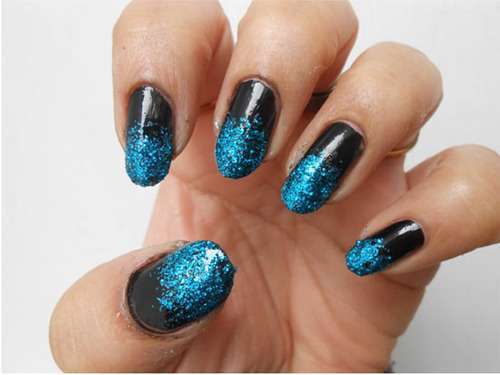 Nail art nera e glitter blu
