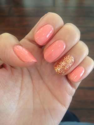 Nail art rosa con glitter oro