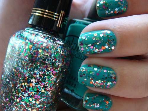 Nail art verde con glitter multicolor