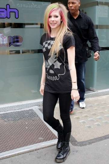 Avril Lavigne con anfibi alti