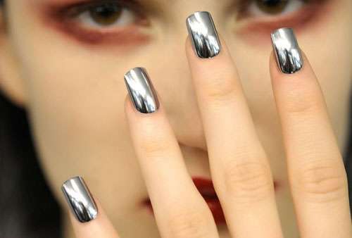Nail art grigia effetto metallizzato