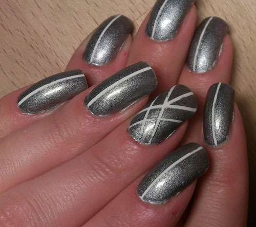 Nail art grigia glitterata con decorazioni