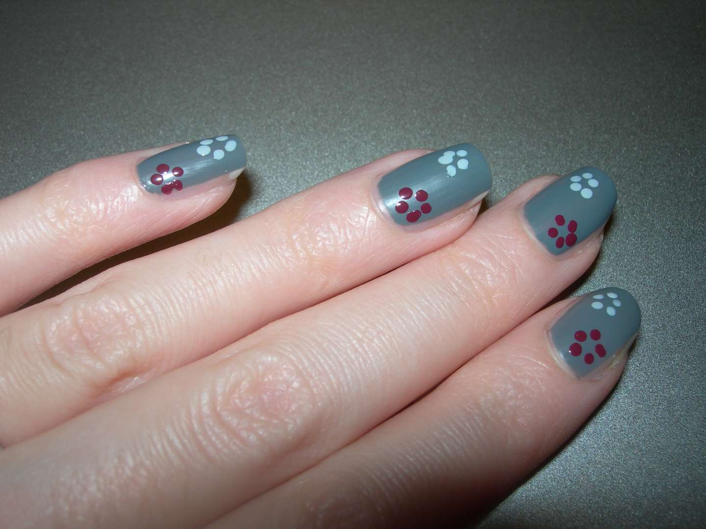 Nail art grigio chiara con fiori