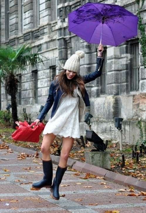 Look con stivali da pioggia e vestito bianco