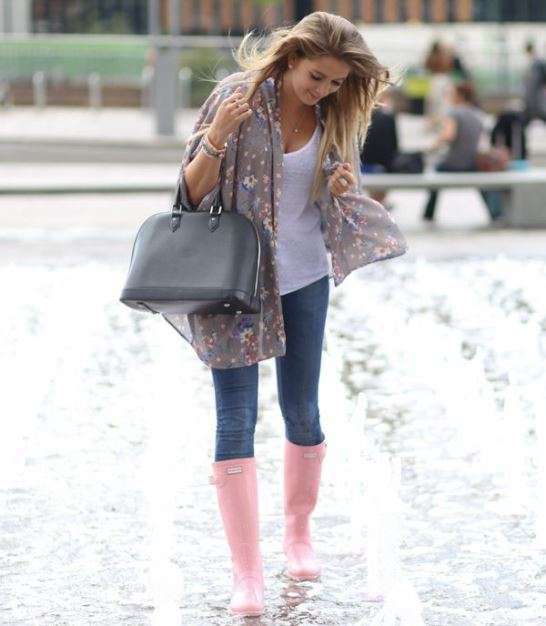 Look con stivali da pioggia rosa e jeans