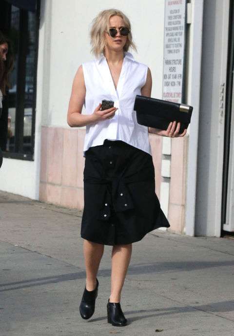 Jennifer Lawrence con camicia bianca e gonna nera