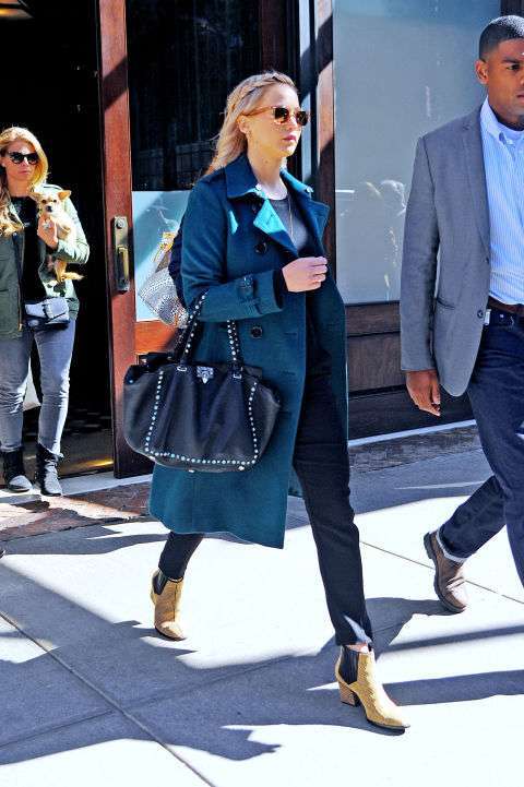 Jennifer Lawrence con maxi cappotto blu