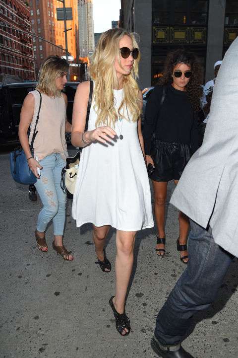Jennifer Lawrence con mini abito bianco