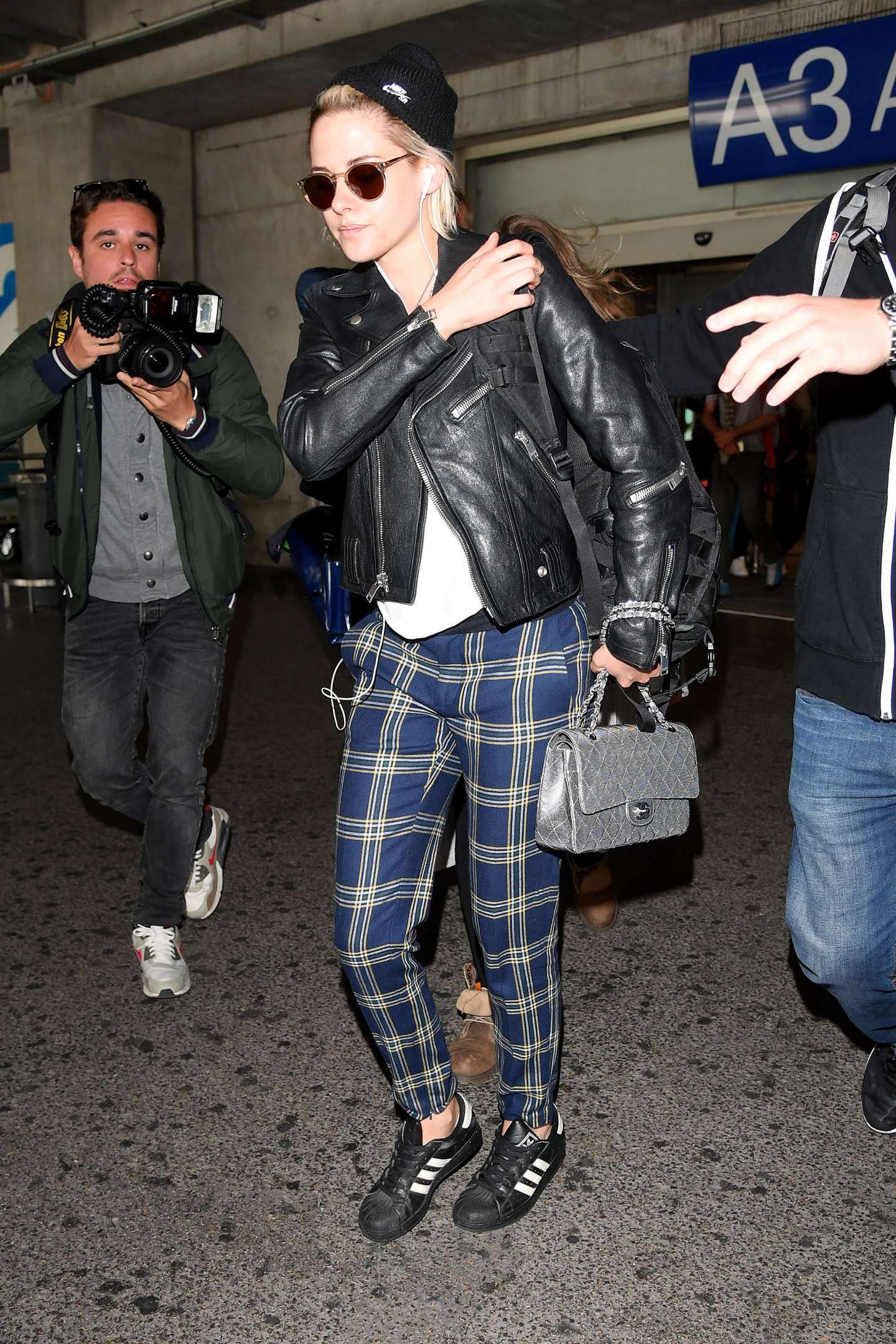 Kristen Stewart con chiodo e pantaloni a quadri