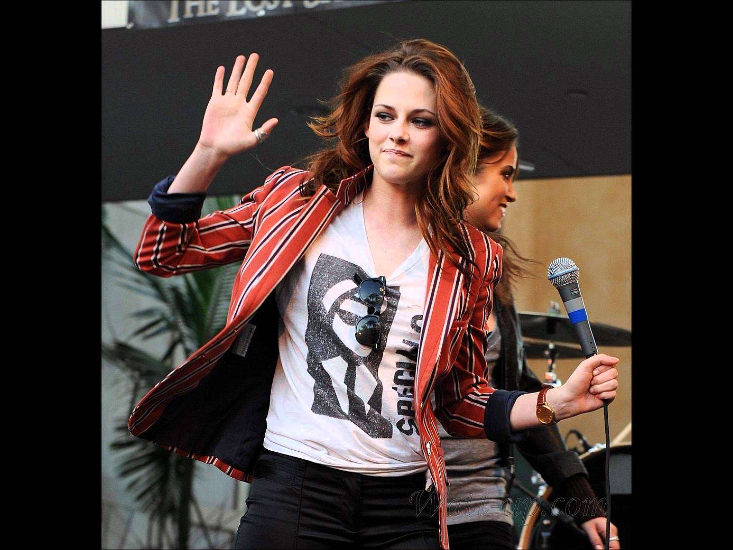 Kristen Stewart con giacca a righe e t-shirt