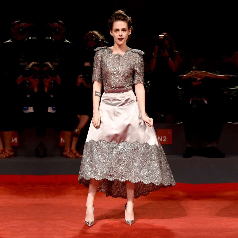 Kristen Stewart con look glam rock sul red carpet