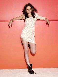 Kristen Stewart con mini abito e anfibi