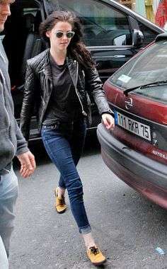 Kristen Stewart indossa chiodo di pelle e jeans