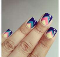 Nail art a triangolo multicolor