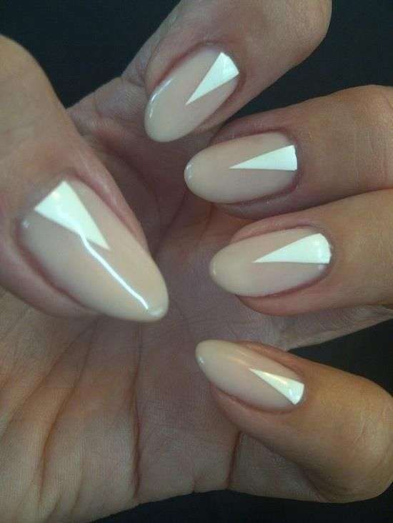 Triangle nail art beige e bianca