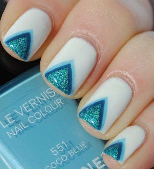 Triangle nail art bianca e blu