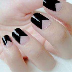 Triangle nail art nera