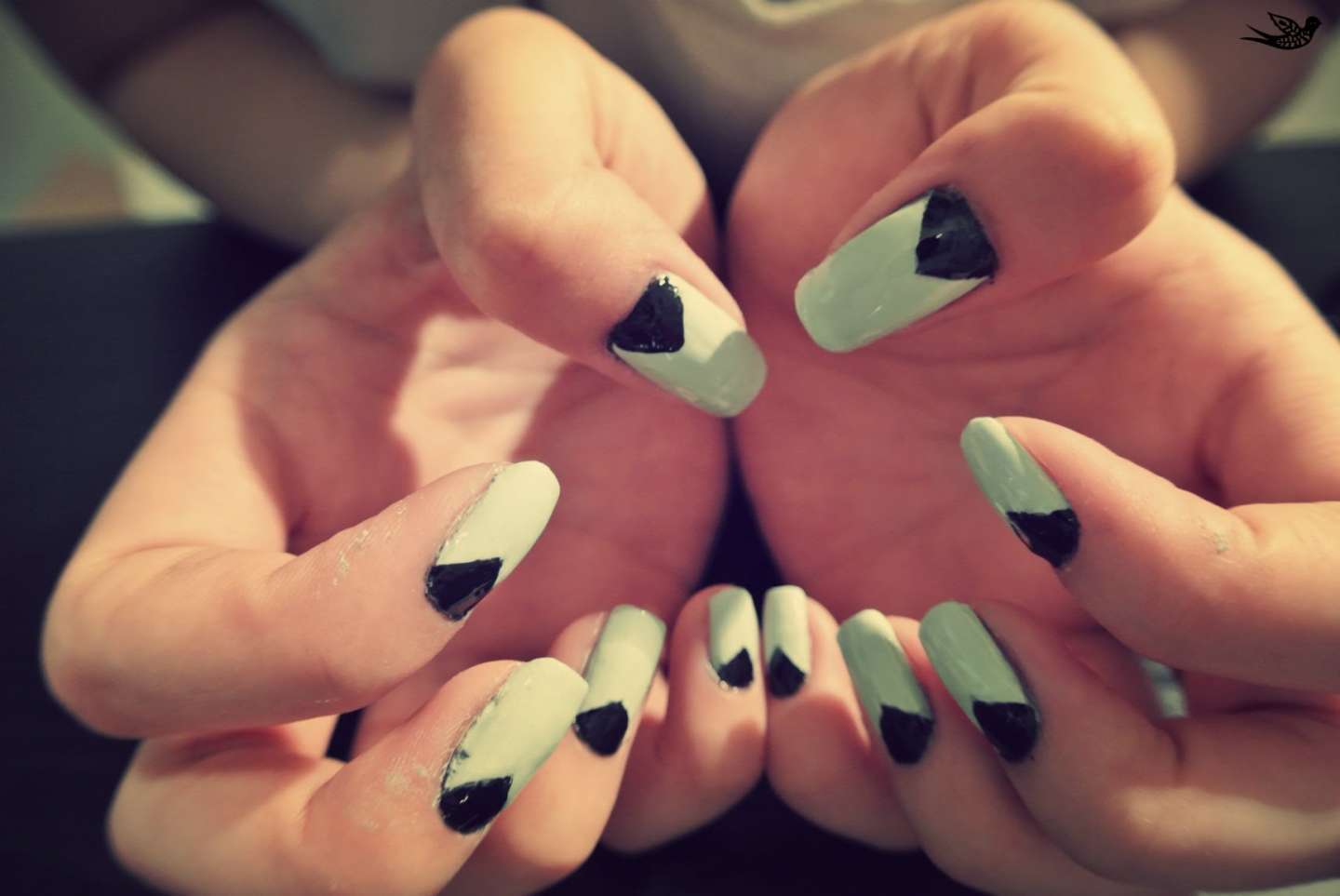 Triangle nail art verde e nera