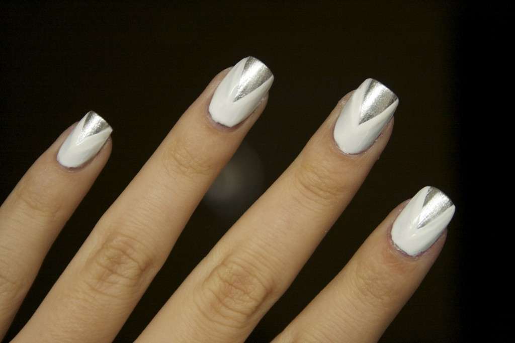 Triangle nail art bianca e argento