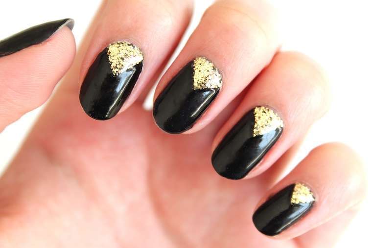 Triangle nail con glitter oro