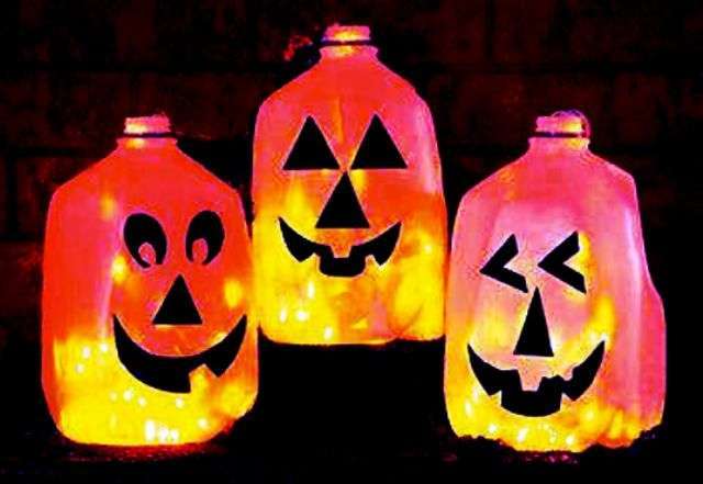 Lanterne di Halloween con bidoni di plastica